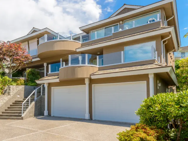 RKS-Garage-Doors-Insulated-Garage-Doors-with-New-Construction